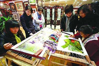 繡娘表演,鎮(zhèn)湖刺繡,天堂繡現(xiàn)場